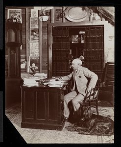 Dr. Worman, proprietário da &39;Outing Magazine&39;, em seu escritório em Westport, NY, no Lago Champlain, c.1895 (impressão em gelatina de prata)